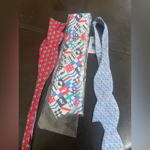 BRAND NEW VINEYARD VINES NECK TIE AND TWO BOW TIES.
